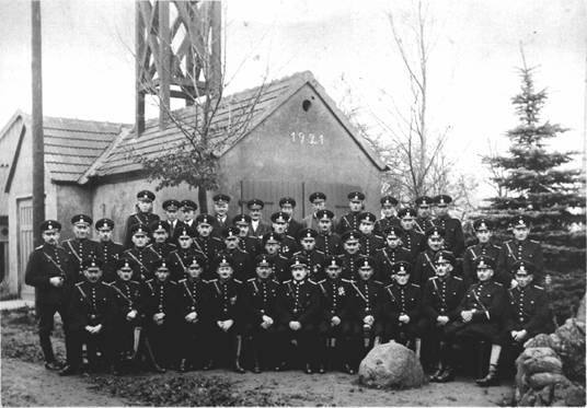 Die Mitglieder der Freiwilligen Feuerwehr Lockhausen nach der Neugründung im Jahre 1935 vor dem Feuerwehrhaus aus dem Jahre 1921.