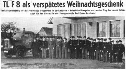 Die Männer der Freiwilligen Feuerwehr Lockhausen mit ihrem Ortsbrandmeister Heinrich Pauls und dem neuen Tanklöschfahrzeug.